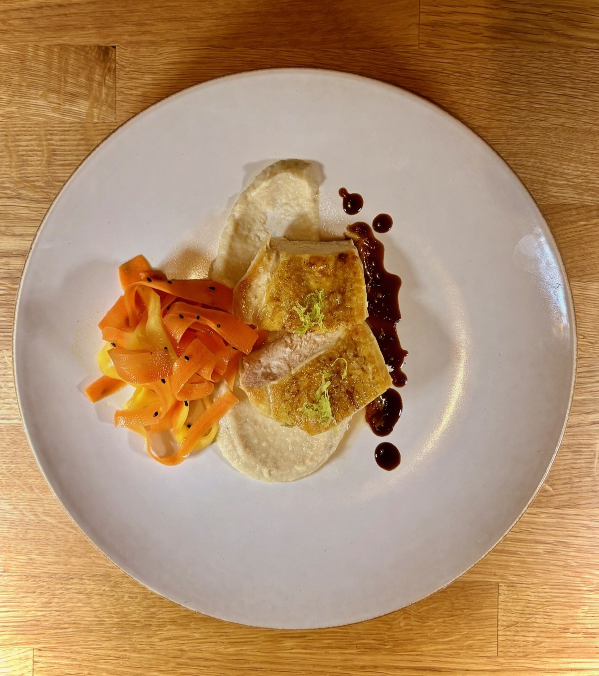 Erster Advent: Ein Gericht, das verbindet – Maispoularde, Sellerie-Miso-Velouté, Möhren-Mango-Salat & Urakasumi Zen