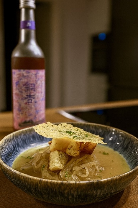 Zweiter Advent: „Morgenrot“ – Japanische Zwiebelsuppe mit Kombu-Dashi, Wakame-Comté-Cracker & Sansho-Croutons