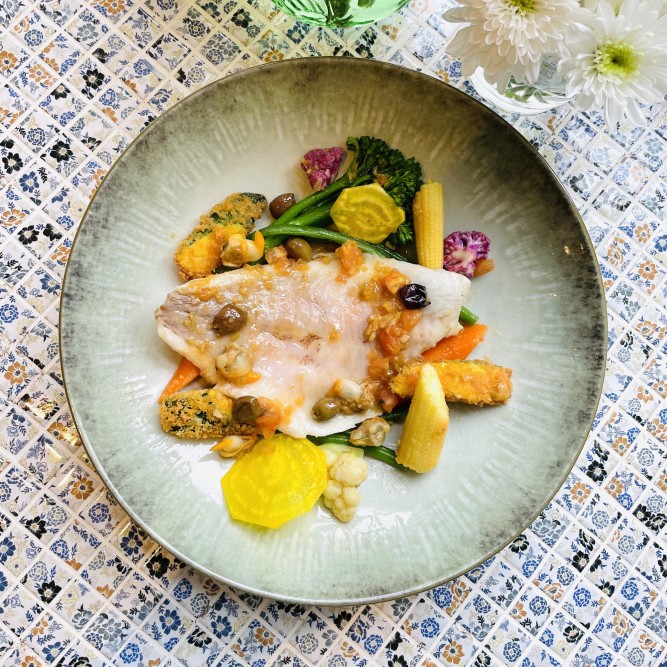 Dorade im Backofen mit Bouillabaisse-Soße und panierter Zucchini