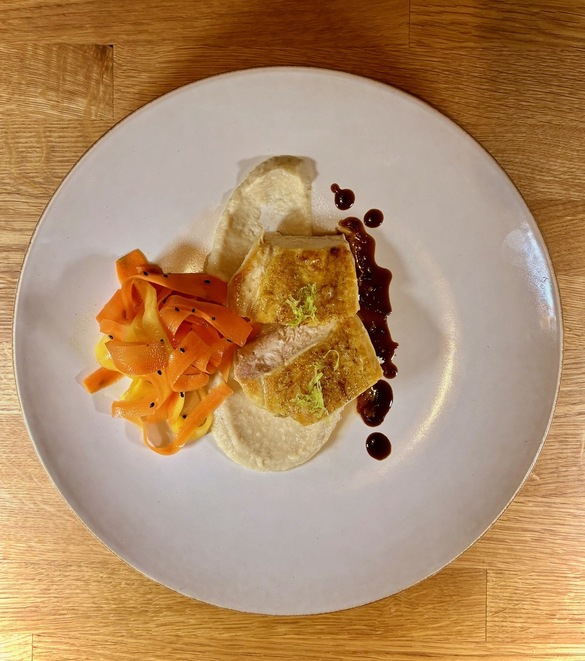 Maispoularde, Sellerie-Miso-Velouté, Möhren-Mango-Salat & Urakasumi Zen