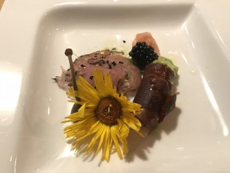 Kleines Speckröllchen - Kleines Speckröllchen an grünem Spargelmousse, Thunfischcarpaccion mit rosa Ingwer und schwarzem Sesam